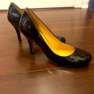 Black pumps. Nine West